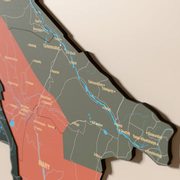 Türkmenistan ahşap haritasında Sage renk katmanlı bölgeler ve isimler, yakın plan