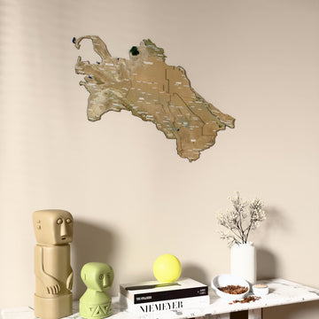 Türkmenistan UV baskılı ahşap harita, uydu görüntülü, konsol ve biblolarla bej duvarda