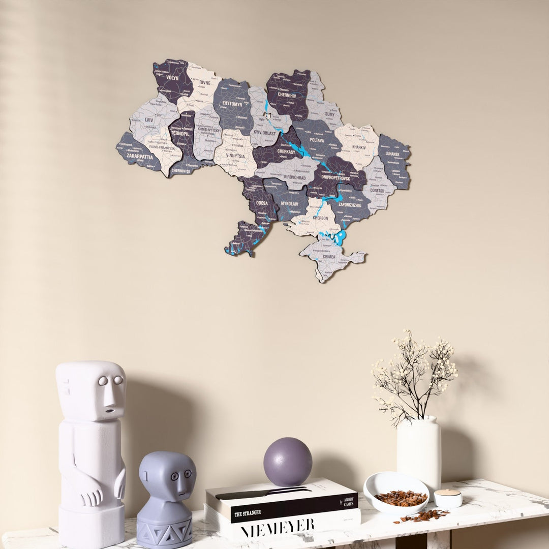 Ukrayna UV baskılı ahşap harita, Nimbus renk, konsol ve biblolarla bej duvarda