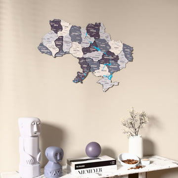 Ukrayna UV baskılı ahşap harita, Nimbus renk, konsol ve biblolarla bej duvarda
