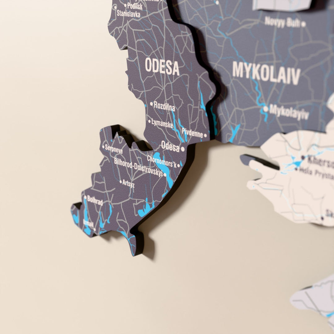Ukrayna ahşap haritasında Nimbus renk katmanlı bölgeler ve isimler, yakın plan