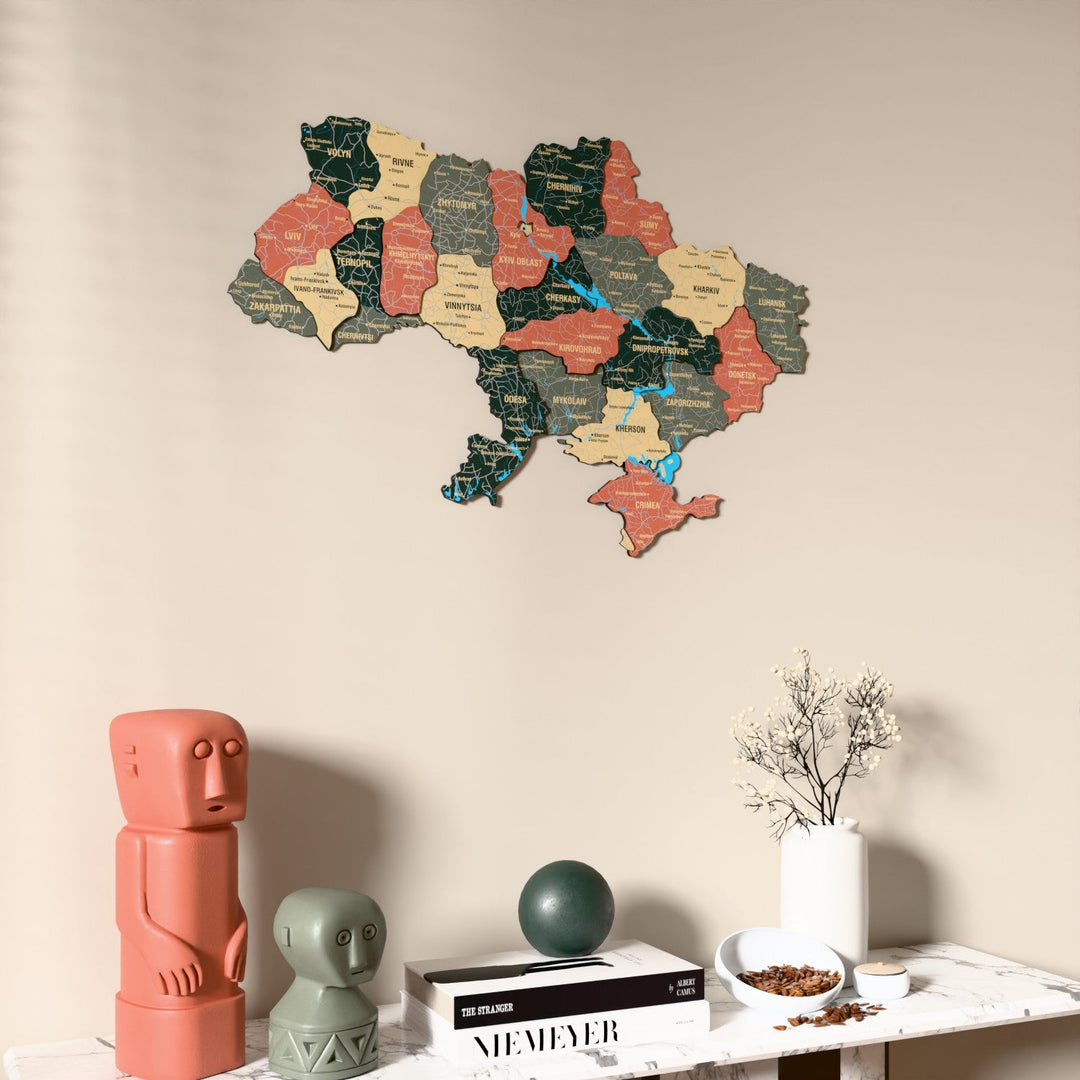 Ukrayna UV baskılı ahşap harita, Sage renk, konsol ve biblolarla bej duvarda