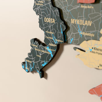 Ukrayna ahşap haritasında Sage renk katmanlı bölgeler ve isimler, yakın plan