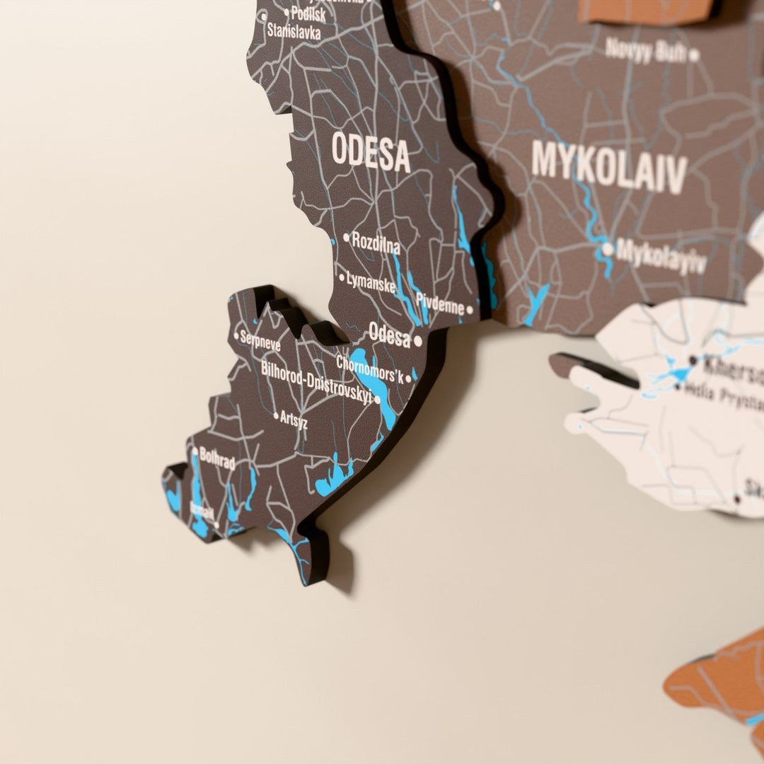 Ukrayna ahşap haritasında Soil renk katmanlı bölgeler ve isimler, yakın plan