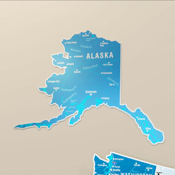 Navy renkli Alaska parçası yakın çekim, Yukon Nehri ve Anchorage isimleri okunuyor