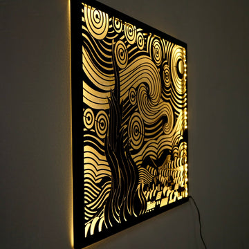 Yan açıdan LED ışıklı Van Gogh metal tablo, siyah çerçeve ve duvara yansıyan sarı ışık