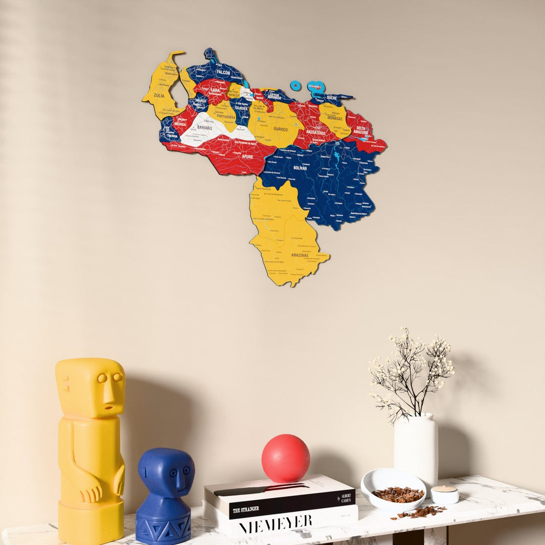 Venezuela UV baskılı ahşap harita, bayrak renkli, konsol ve biblolarla bej duvarda
