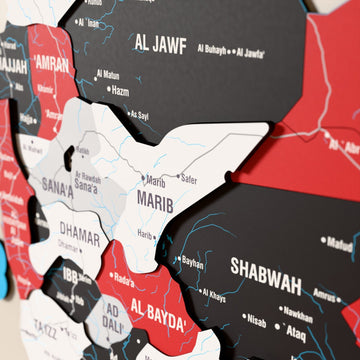 Yemen ahşap haritasında bayrak renkli katmanlı bölgeler ve isimler, yakın plan