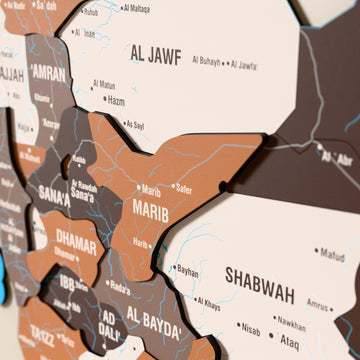 Yemen ahşap haritasında Soil renk katmanlı bölgeler ve isimler, yakın plan