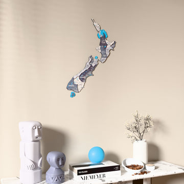 Yeni Zelanda UV baskılı ahşap harita, Nimbus renk, konsol ve biblolarla bej duvarda