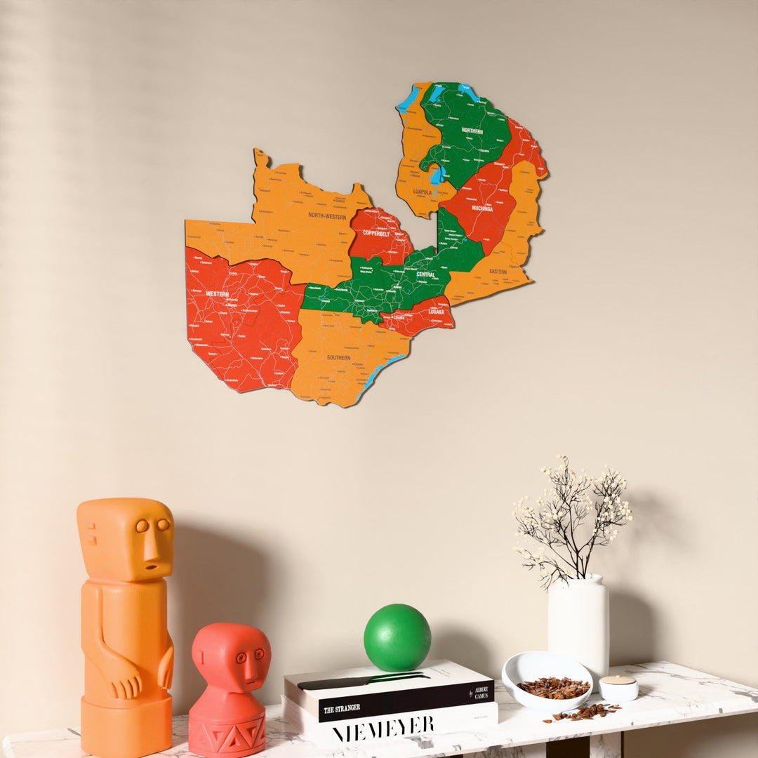 Zambiya UV baskılı ahşap harita, bayrak renkli, konsol ve biblolarla bej duvarda