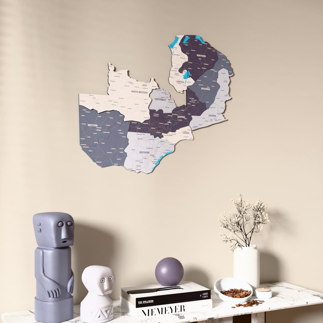 Zambiya UV baskılı ahşap harita, Nimbus renk, konsol ve biblolarla bej duvarda