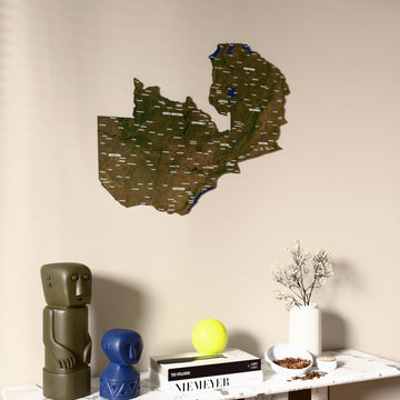 Zambiya UV baskılı ahşap harita, uydu görüntülü, konsol ve biblolarla bej duvarda