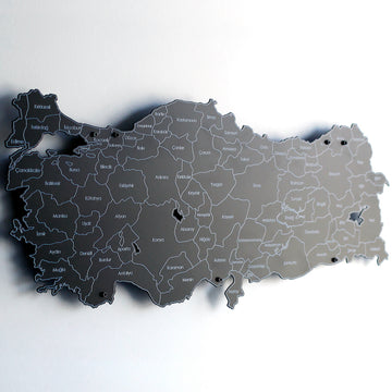 Metal Türkiye il haritası, parlak siyah yüzeyde il isimleri ve montaj noktalarıyla yakın çekim