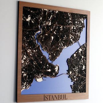 İstanbul şehir haritası ahşap çerçevesi, yandan çekim, İstanbul yazısı ve katman derinliği