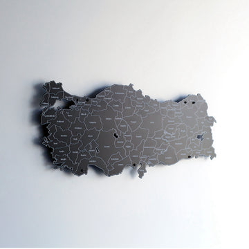 Siyah metal Türkiye haritası, ışık yansımalı yüzeyle duvarda orta mesafe görünüm