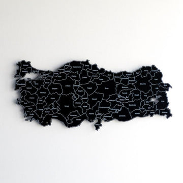 Siyah UV baskılı metal Türkiye haritası, beyaz duvarda il sınırları ve il isimleriyle ön görünüm