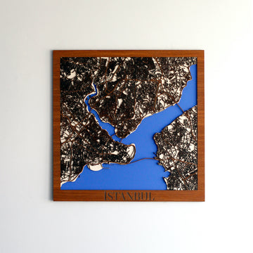 Çok katmanlı İstanbul şehir haritası, Boğaz ve sokaklar, ahşap çerçeve içinde mavi deniz, düz duvarda