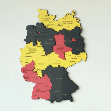 Almanya Bayrağı renkli ahşap Almanya haritası, siyah, kırmızı ve sarı eyaletler, şehir adlarıyla