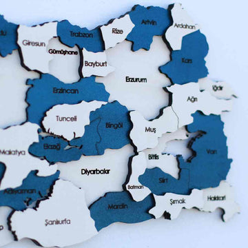 Mavi Türkiye ahşap haritasında Diyarbakır, Erzincan ve Van çevresi iller, yakın çekim