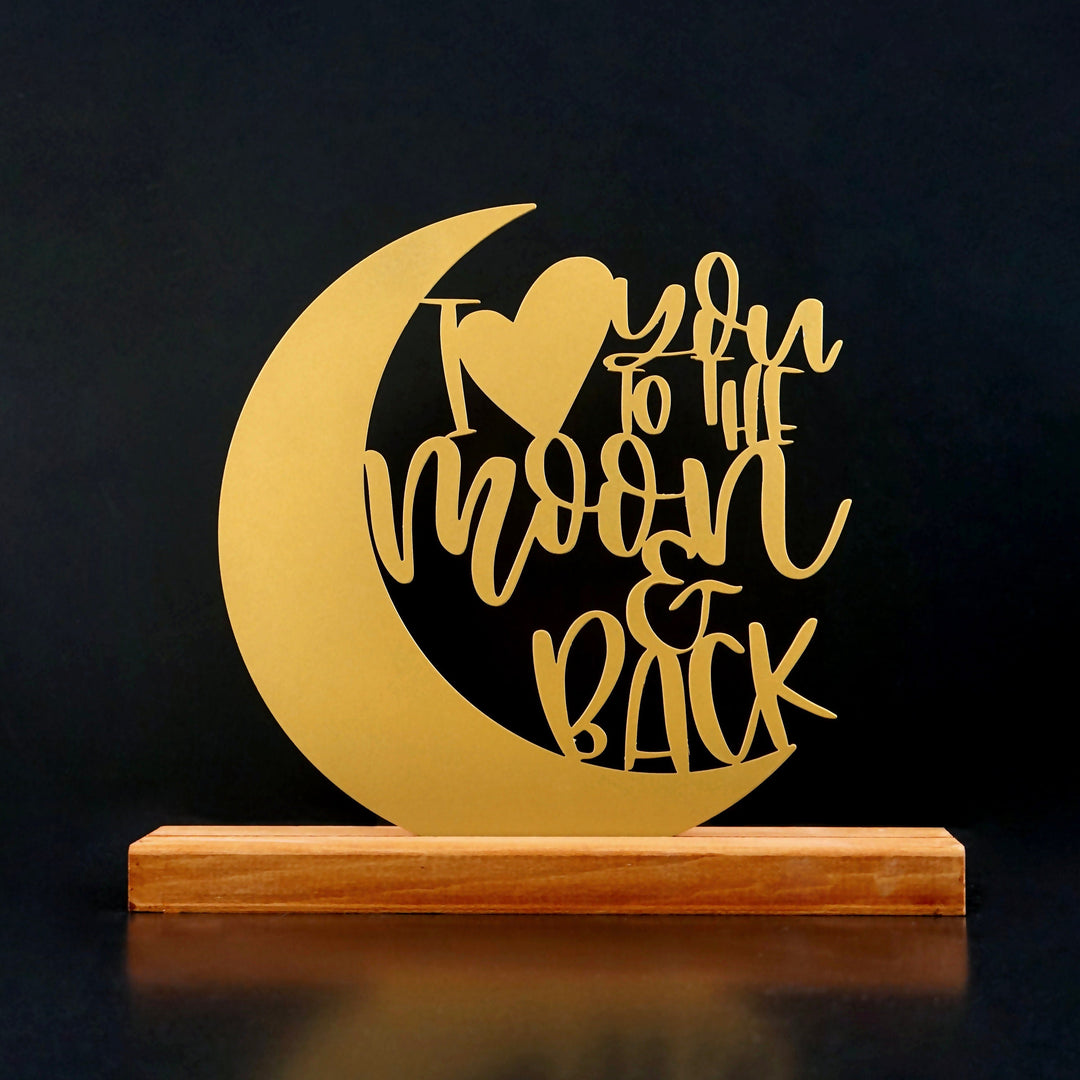 Altın I Love You to the Moon and Back metal masa dekoru, kiraz renkli ahşap altlıkta siyah fonda