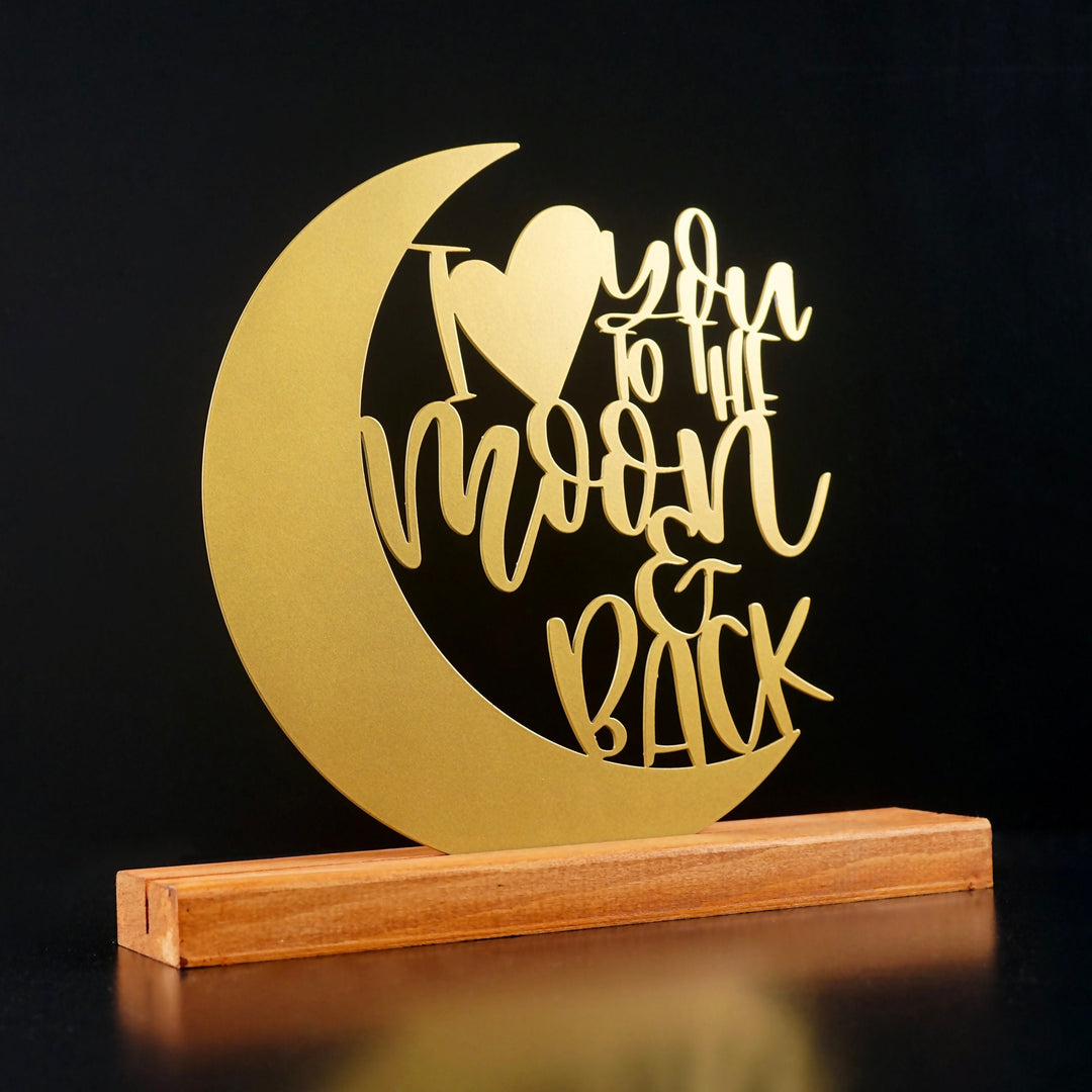 Altın I Love You to the Moon and Back metal masa dekoru, kiraz renkli altlıkta yakın çekim