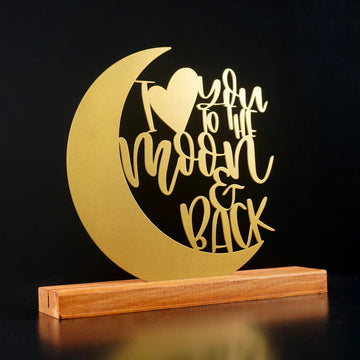 Altın I Love You to the Moon and Back metal masa dekoru, kiraz renkli altlıkta yakın çekim