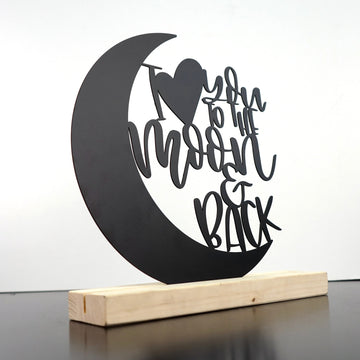 Siyah I Love You to the Moon and Back metal dekor, açık renkli masif ahşap altlıkta
