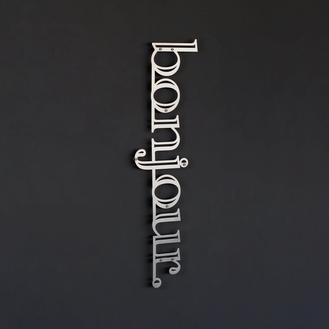 Bonjour yazılı dikey metal kapı süsü, Gümüş renk, koyu gri duvarda