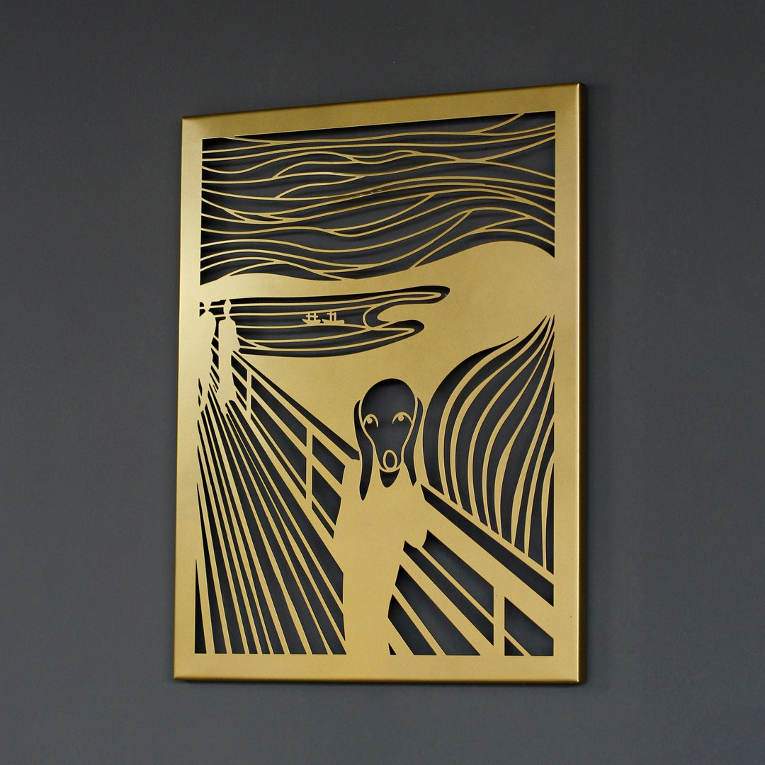 Altın Çığlık metal duvar tablosu, koyu duvarda yandan açılı görünüm
