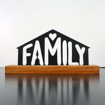 Family yazılı ev şekilli siyah metal dekor, Kiraz altlıkta düz önden uzak çekim