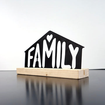 Family yazılı ev şekilli siyah metal dekor, Masif açık ahşap altlıkta düz önden görünüm