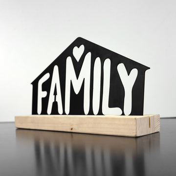 Siyah Family yazılı ev şekilli metal masa dekoru, Masif açık ahşap altlıkta yandan açı