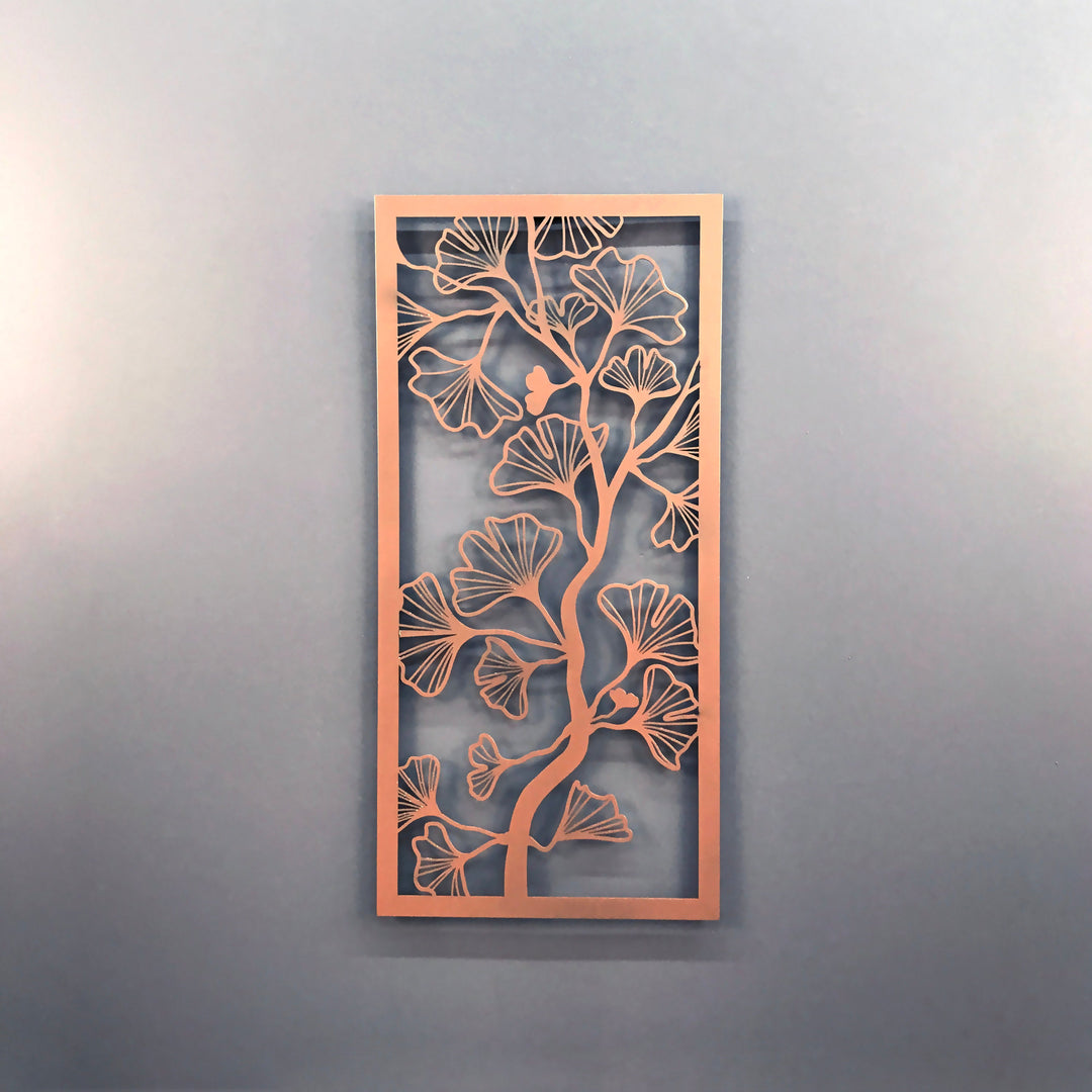 Bakır renkli Ginkgo Biloba ağacı metal duvar tablosu, 32x67 cm, gri duvarda önden görünüm