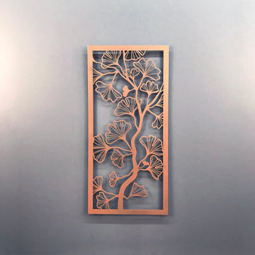 Bakır renkli Ginkgo Biloba ağacı metal duvar tablosu, 32x67 cm, gri duvarda önden görünüm