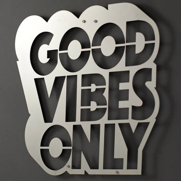 Gümüş Good Vibes Only metal duvar yazısı, yakın çekim ve duvara düşen gölge