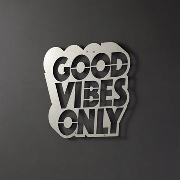 Gümüş Good Vibes Only metal duvar yazısı, koyu duvarda yakın kadraj