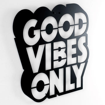Siyah Good Vibes Only metal duvar yazısı, beyaz duvarda yandan açılı görünüm