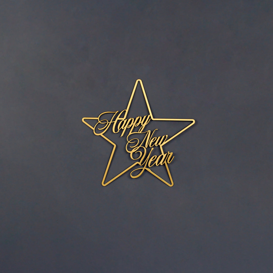 Altın Happy New Year yıldız metal duvar dekoru, koyu duvarda yakın ve açılı görünüm