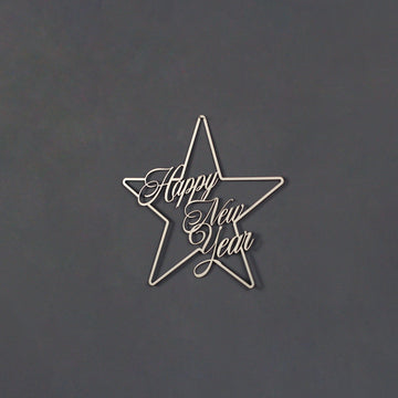Gümüş Happy New Year yıldız metal duvar dekoru, koyu duvarda gölge etkisiyle