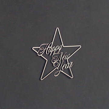 Gümüş Happy New Year yazılı yıldız metal duvar dekoru, koyu duvarda karşıdan görünüm