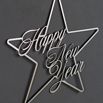 Gümüş Happy New Year yıldız metal duvar dekoru, yakın çekimde harflerin gölgesi