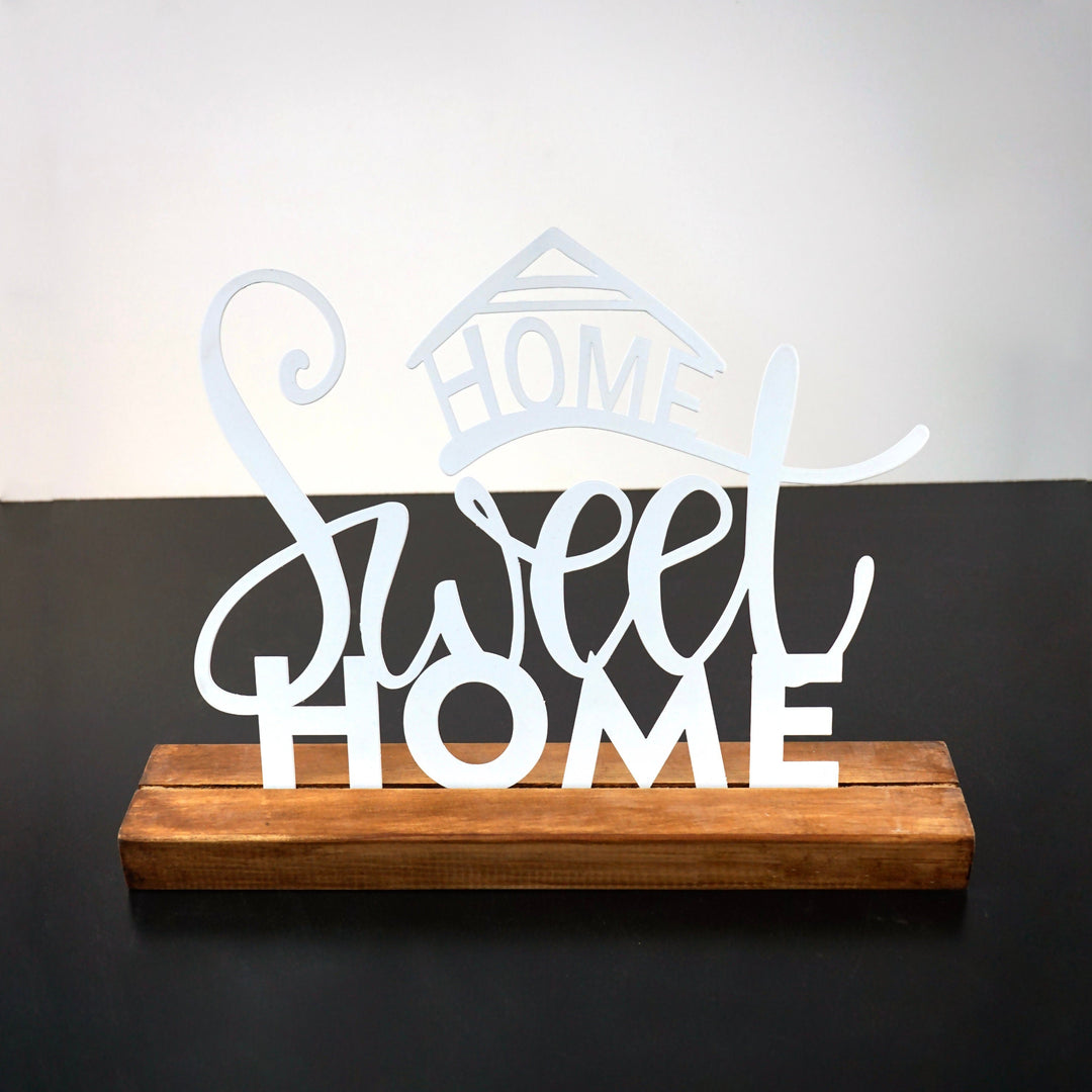 Beyaz Home Sweet Home metal masa dekoru, kiraz renkli ahşap altlıkta karşıdan görünüm