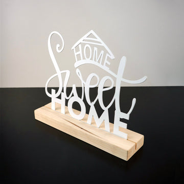 Beyaz Home Sweet Home metal dekor, masif ahşap altlıkta sağdan açılı görünüm