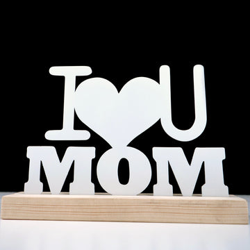 Beyaz I Love You Mom metal raf dekoru, açık masif ahşap altlıkta önden görünüm