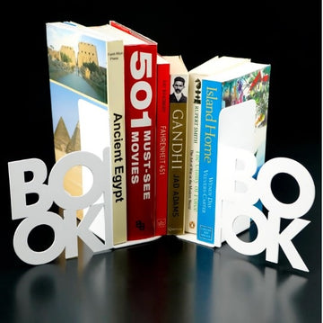 Beyaz iki satırlı BOOK yazılı metal kitap tutucu, kitapları tutarken yandan açıyla, siyah arka planda