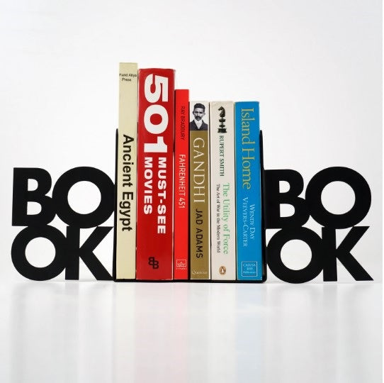 Siyah iki satırlı BOOK yazılı metal kitap tutucu, kitapların iki yanında, açık renk zeminde
