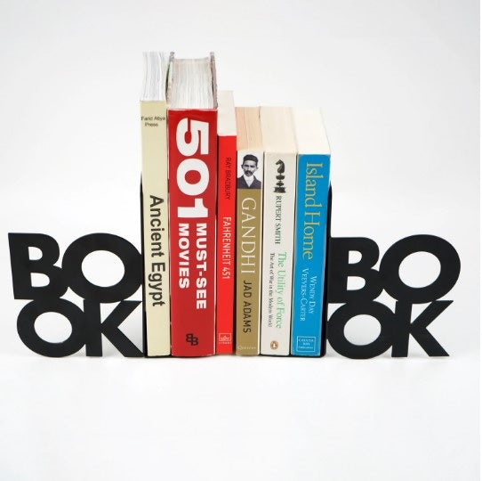 Siyah iki satırlı BOOK yazılı metal kitap tutucu çifti, beyaz zeminde, önden görünüm