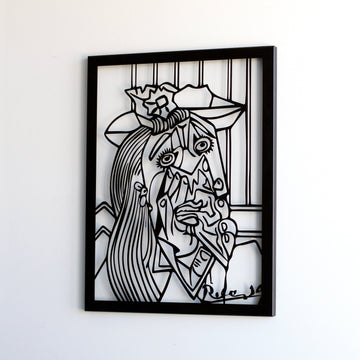 Picasso Ağlayan Kadın siyah metal tablo, beyaz duvarın ortasında, sağdan hafif açıyla