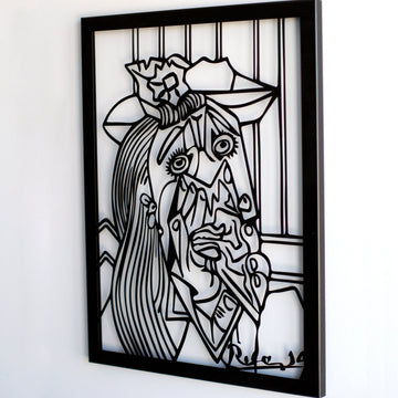 Picasso Ağlayan Kadın metal duvar tablosu, siyah, soldan yan görünüm, imza köşesi görünür